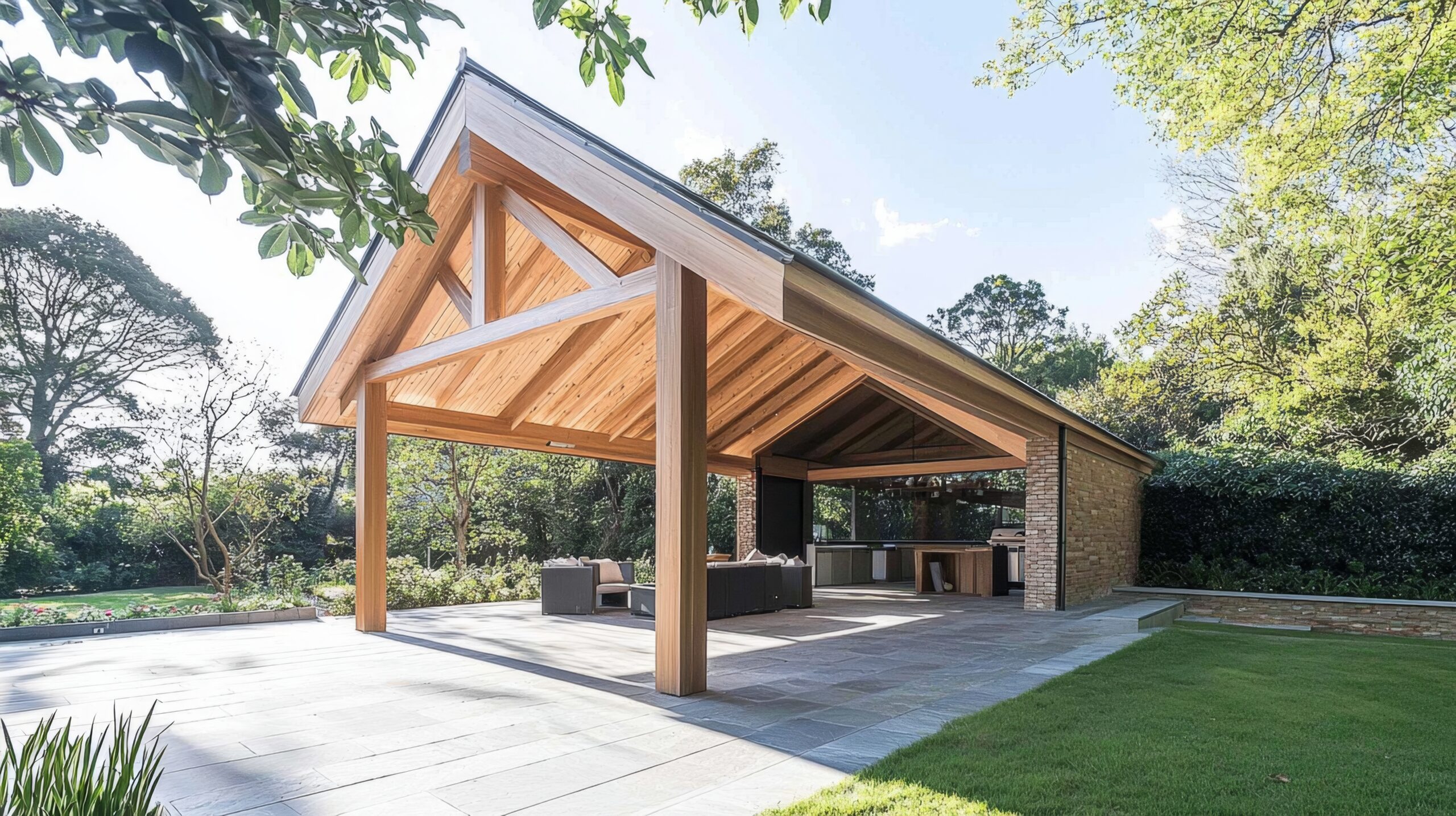 Image d'un espace extérieur couvert moderne et pratique